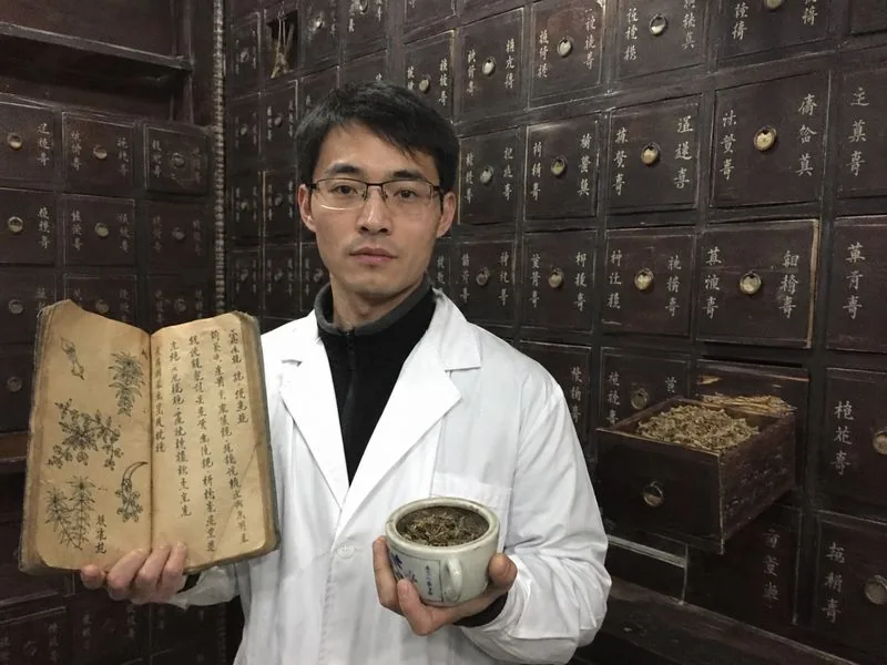Dr Li Wei — siódmy spadkobierca chińskiej dynastii lekarzy, w rodzinnej aptece w górach Yunnan